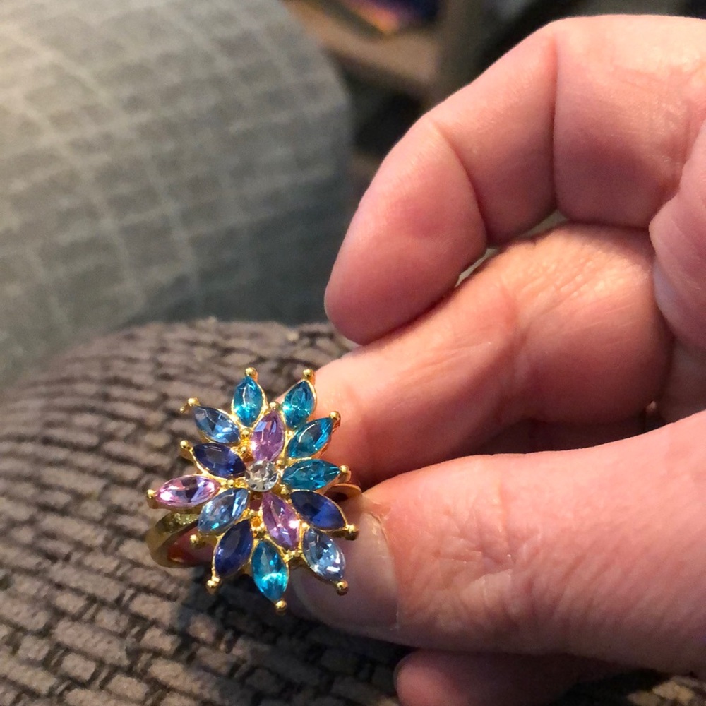 🏵Cocktail ring size 8, gold tone with blue and purple stones